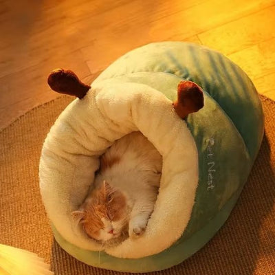 félin dormant allongé dans son lit pour chat