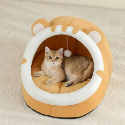 félin installé dans son lit pour chat