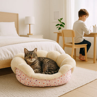 félin installé sur son canapé pour chat rose