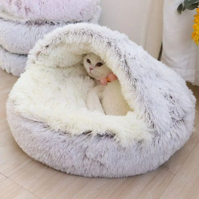 félin à l'intérieur de son coussin à chat confortable