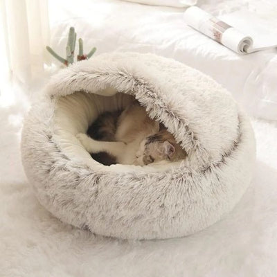 félin dormant dans son coussin à chat douillet
