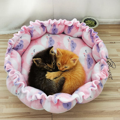 chatons jouant dans le coussin à chat rose