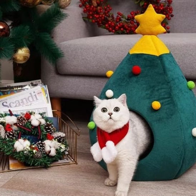 félin sortant du lit chat en forme de sapin de noël 