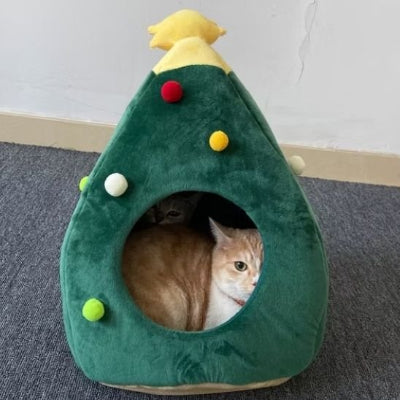 félins confortablement installés dans le lit chat festif en forme de sapin de noël