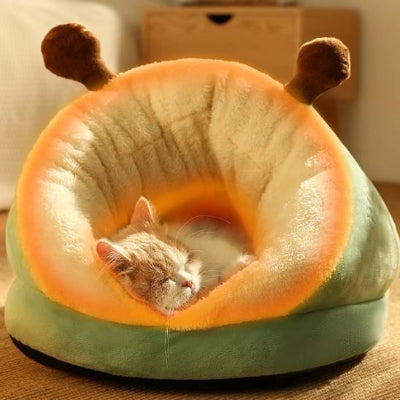 félin dormant dans son lit pour chat