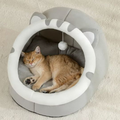 félin dormant dans son lit pour chat gris