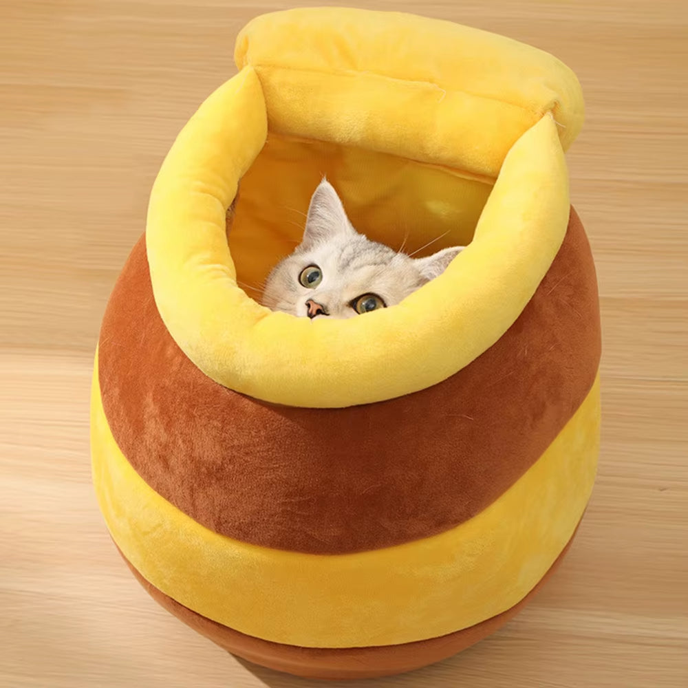 felin guettant de son lit pour chat tres doux